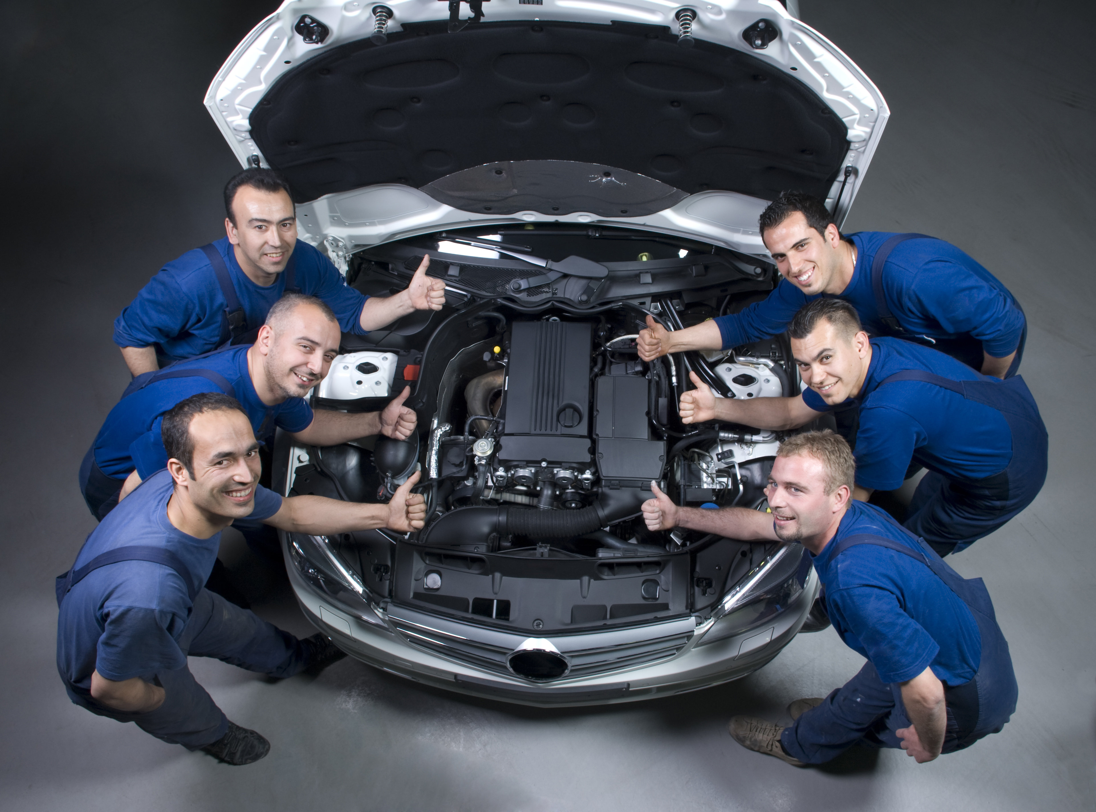группа автомехаников. группа автомехаников. коллектив автомехаников. сотрудники автосервиса. автомеханик фото.